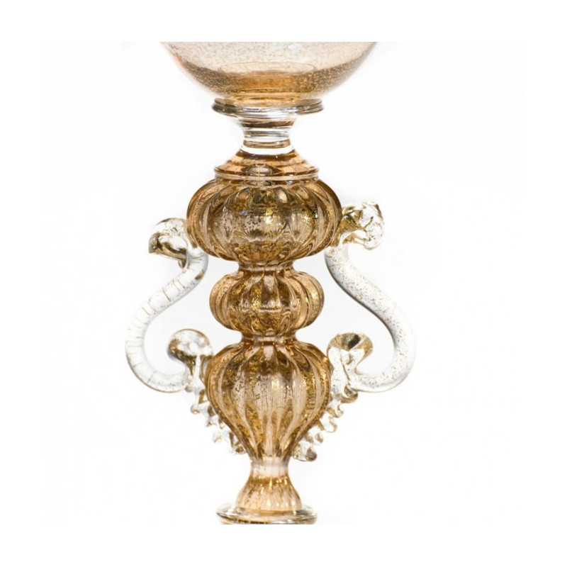 calice elegante di lusso con decorazione oro