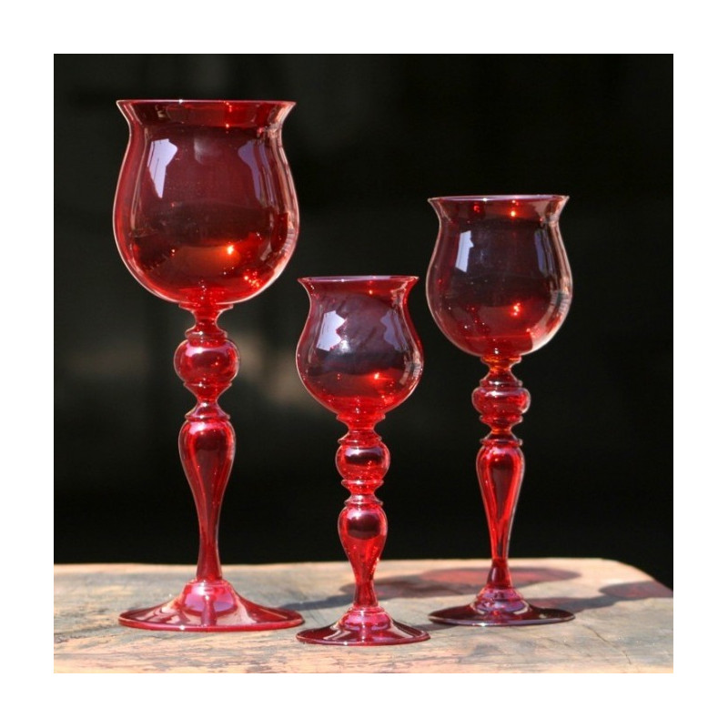 Red goblets dining table decor