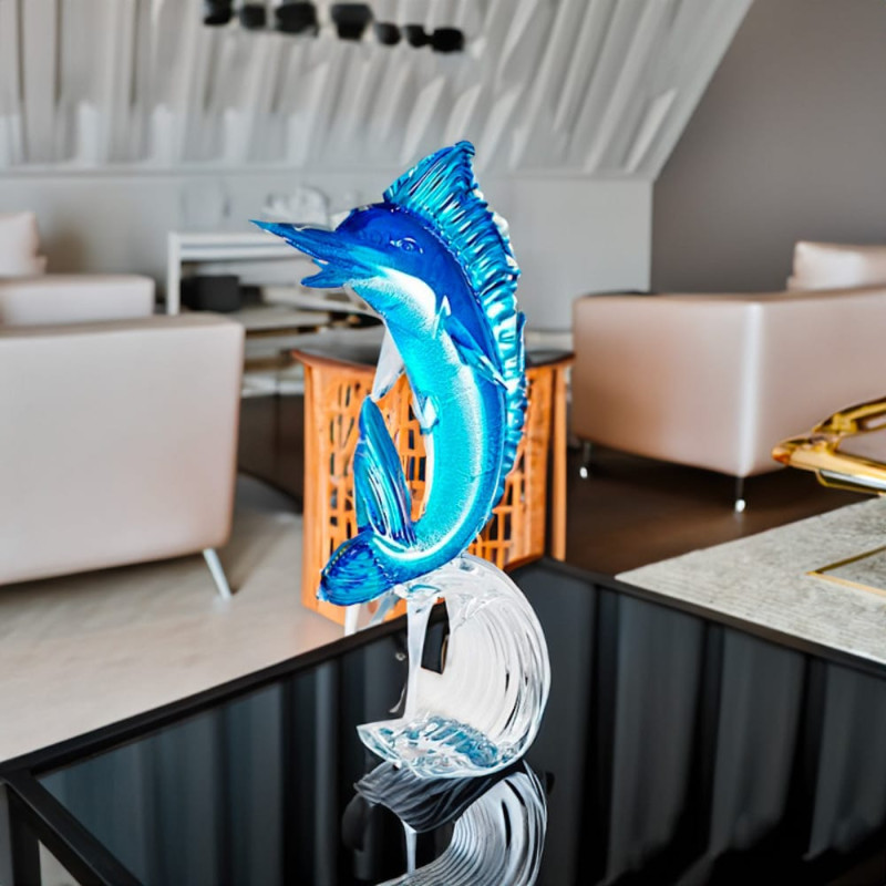 scultura di marlin in vetro azzurro e blu