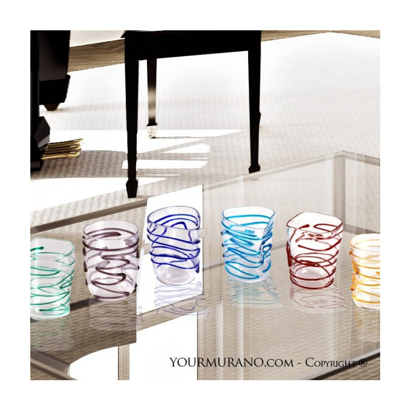 Bicchieri trasparenti con decorazione colorata