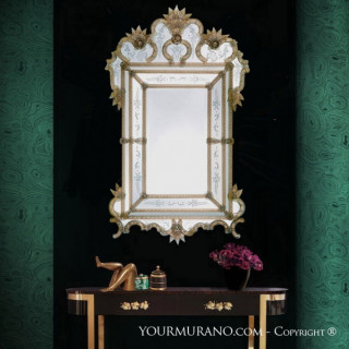Specchio con decorazioni in oro in stile veneziano