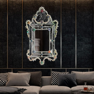 Elegante specchio impreziosito con gemme colorate