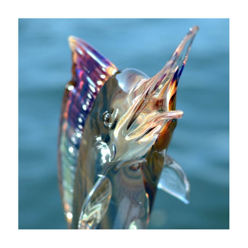 scultura di marlin in vetro multicolore con sfumature