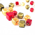 CUBI Collana vetro con perle quadrate rosse e foglia oro