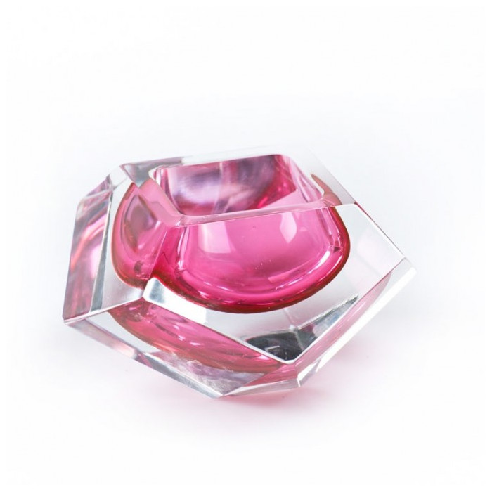 ornamental centerpiece in transparent glass with pink decor