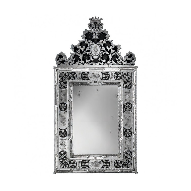 Elegante specchio in argento con dettagli decorativi