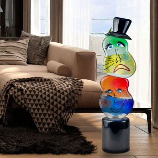 scultura alta facce in vetro di Murano