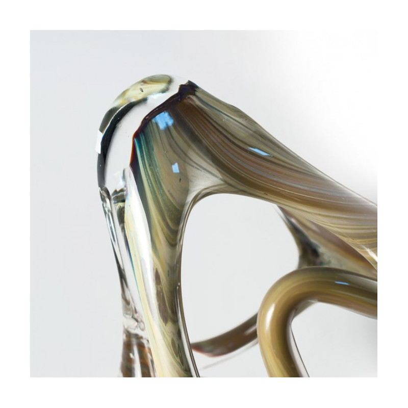 scultura figura astratta in vetro soffiato marrone e trasparente