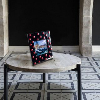 PIC classy black frame with red details