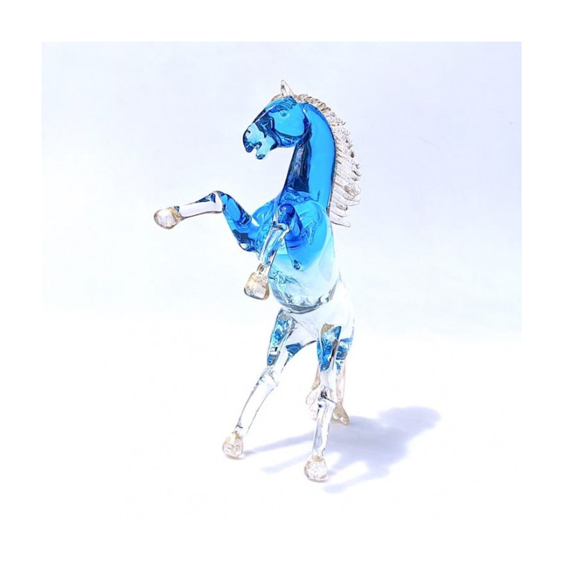 scultura cavallo in vetro blu con dettagli trasparenti