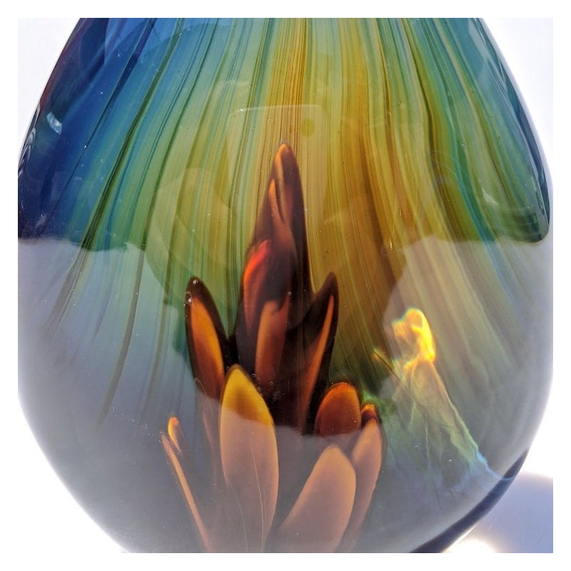 scultura con fiore interno multicolore forma ovoidale