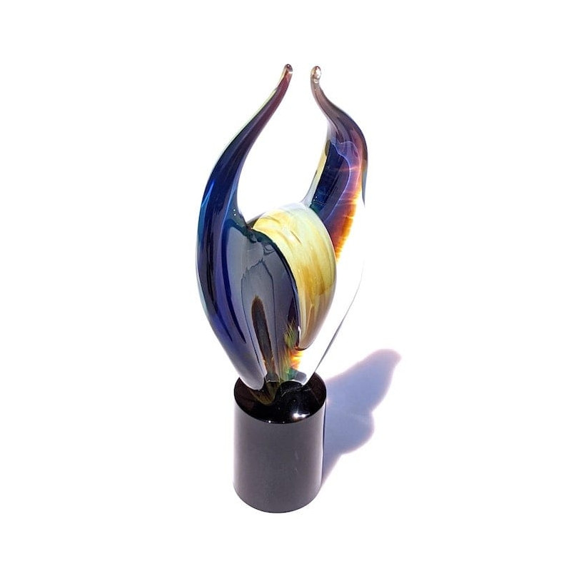 scultura multicolore elegante con base cilindrica