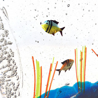 Figure marine in struttura di cristallo