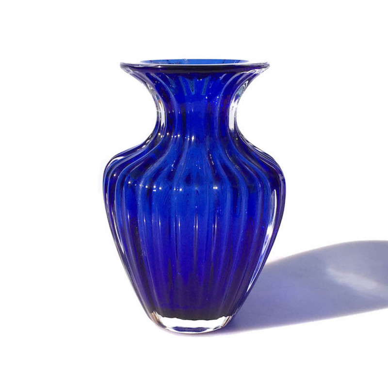 Vaso blu dalla forma morbida