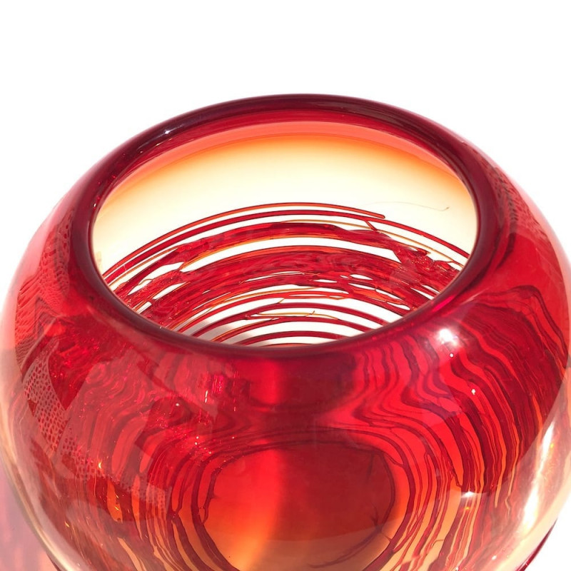 vaso moderno in vetro rosso