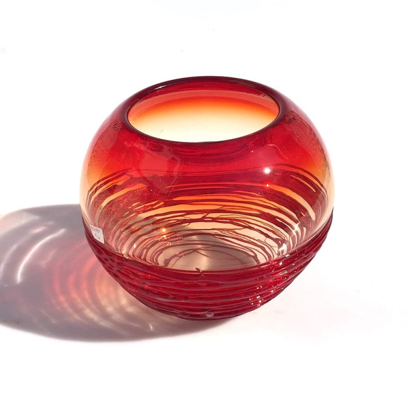 vaso rosso dalla forma sferica