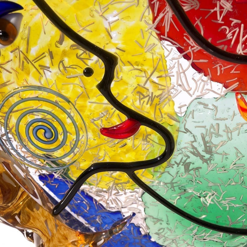 Scultura artigianale in vetro colorato di volti umani