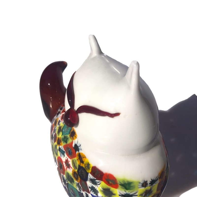 scultura di gatto in vetro bianco con murrine colorate