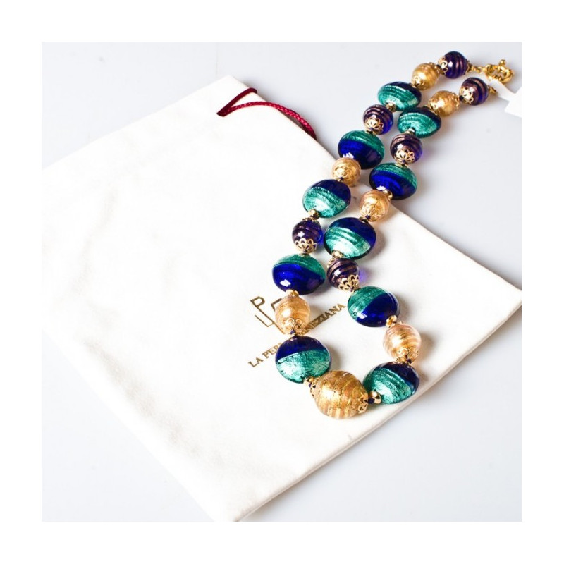 Collana in stile moderno con perle colorate