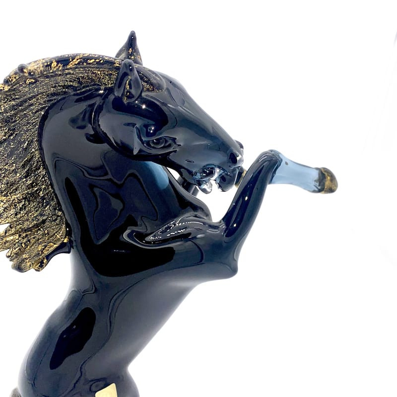 Scultura artigianale di cavallo in vetro blu con dettagli oro