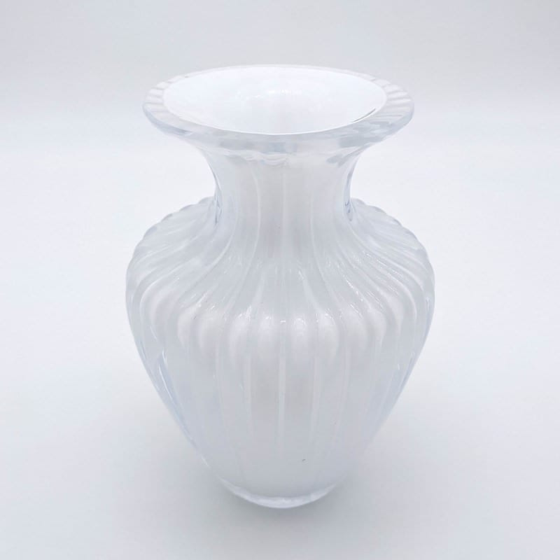 Vaso bianco a forma di anfora