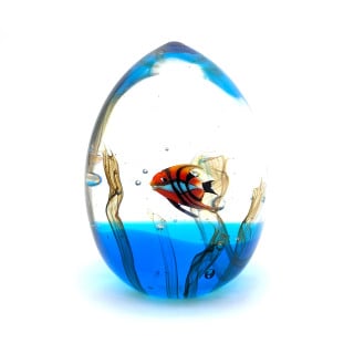 scultura di acquario con pesci in vetro soffiato