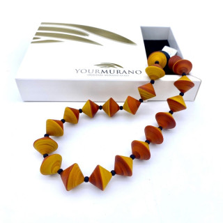 Short necklace brown beads