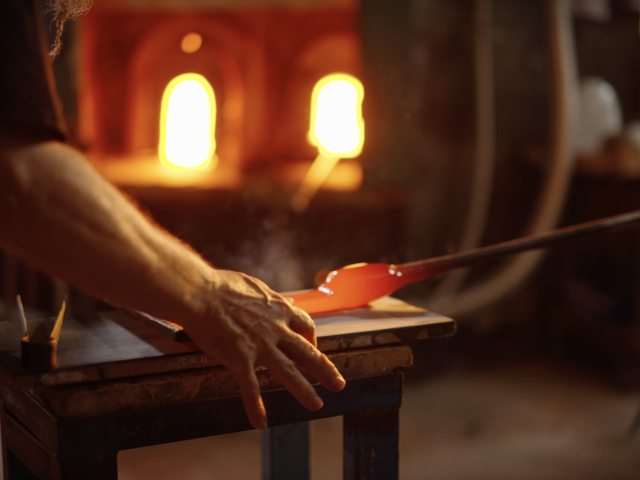 L’arte senza tempo del vetro di Murano: storia, tecniche e innovazioni moderne
