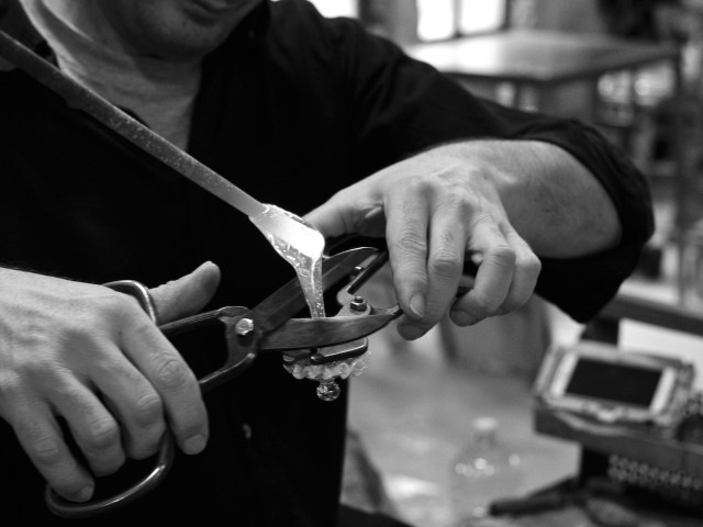 Dentro una fabbrica di vetro di Murano: segreti dei maestri artigiani italiani