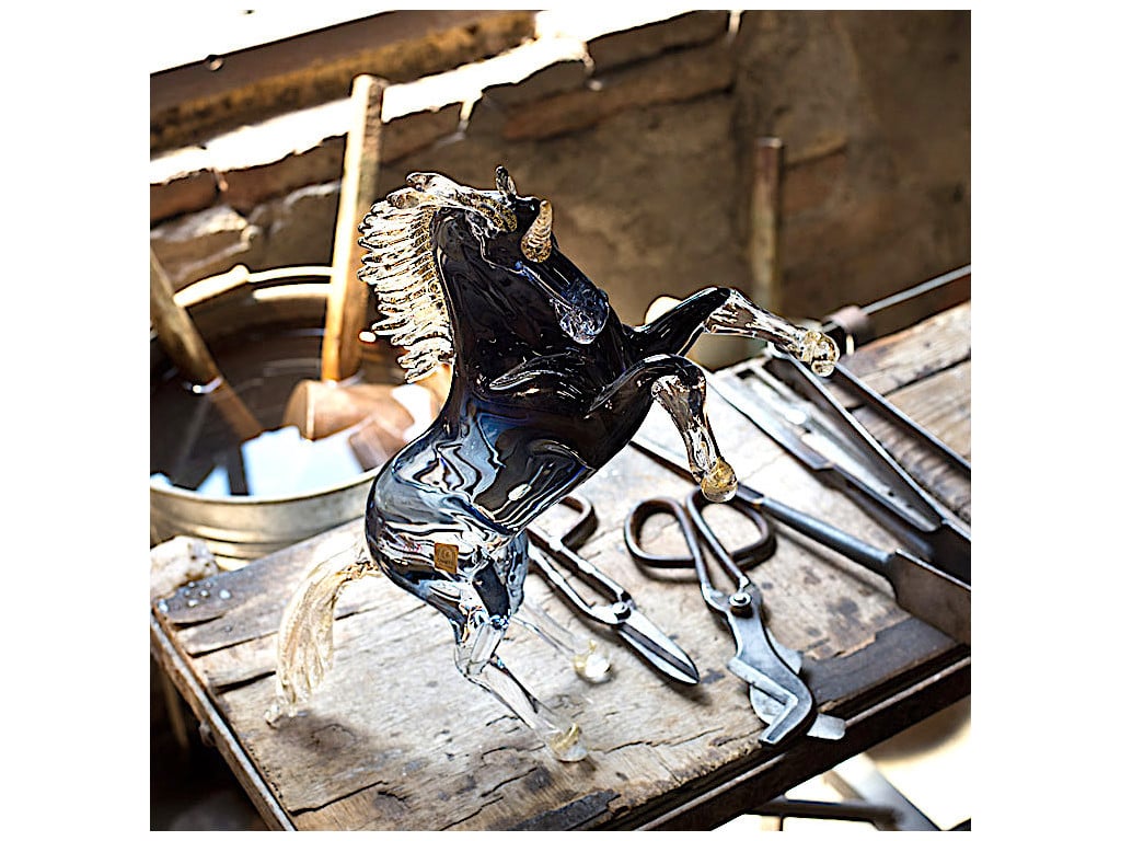 Come fanno gli artigiani di Murano a plasmare il vetro in sculture dinamiche? 