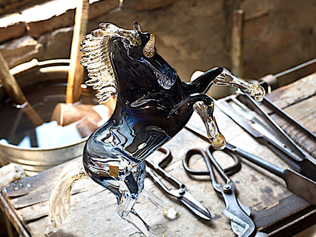 Come fanno gli artigiani di Murano a plasmare il vetro in sculture dinamiche? 